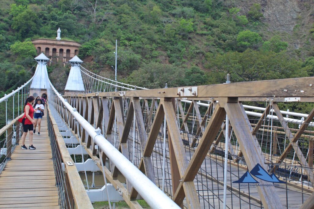 Puente de OccidentenbspAgencia de Viajes fantasytours Planes turísticos en Santa Fe de Antioquia Medellín Guatapé y Nápoles