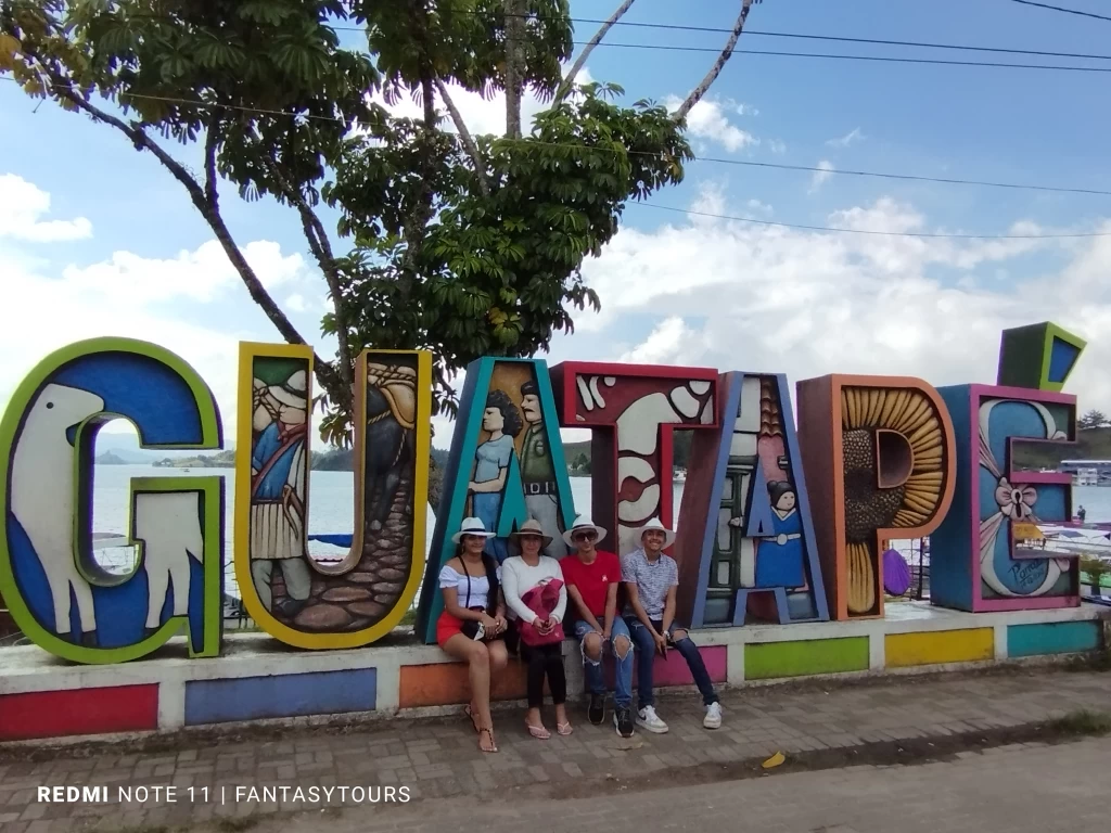 Tour A Guatapé Desde Medellín Con Visita A La Piedra El Peñón De Guatapé Listos para viajar el martes 21 de marzo de 2023nbspAgencia de Viajes fantasytours Planes turísticos en Santa Fe de Antioquia Medellín Guatapé y Nápoles