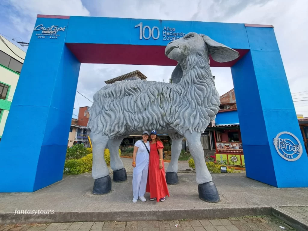 Tour A Guatapé Desde Medellín Con Visita A La Piedra El Peñón De Guatapé Viaje programado para el martes 22 de agosto de 2023nbspAgencia de Viajes fantasytours Planes turísticos en Santa Fe de Antioquia Medellín Guatapé y Nápoles