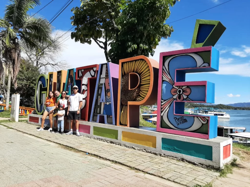 Tour A Guatapé Desde Medellín Con Visita A La Piedra El Peñón De Guatapé, ¡Vívelo este viernes 18 de agosto de 2023!