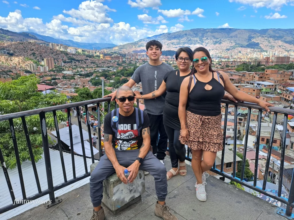 City Tour Por Medellín Con Graffitour, Ingreso Al Acuario Y Recorrido En Metro Y Metro Cable, ¡Listos para viajar el miércoles 19 de julio de 2023!