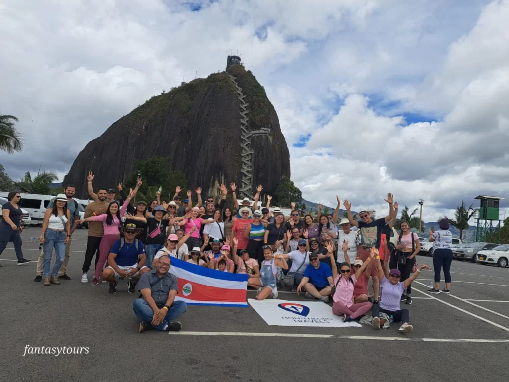 Tour A Guatapé Desde Medellín Con Visita A La Piedra El Peñón De Guatapé, ¡Vamos a disfrutarlo el lunes 16 de octubre de 2023!