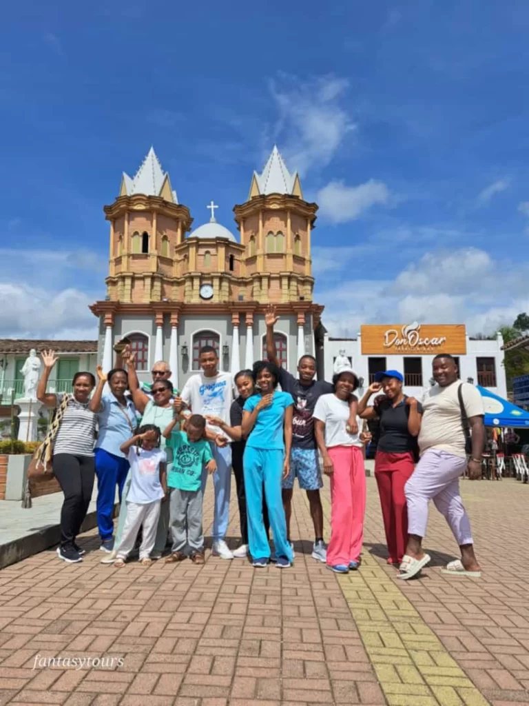 Tour A Guatapé Desde Medellín Con Visita A La Piedra El Peñón De Guatapé Listos para viajar el viernes 28 de julio de 2023nbspAgencia de Viajes fantasytours Planes turísticos en Santa Fe de Antioquia Medellín Guatapé y Nápoles