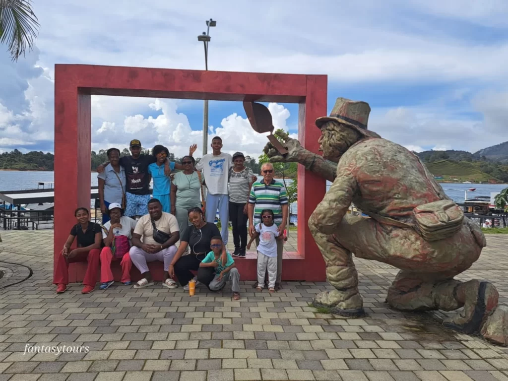 Tour A Guatapé Desde Medellín Con Visita A La Piedra El Peñón De Guatapé Acompáñanos el viernes 29 de septiembre de 2023nbspAgencia de Viajes fantasytours Planes turísticos en Santa Fe de Antioquia Medellín Guatapé y Nápoles