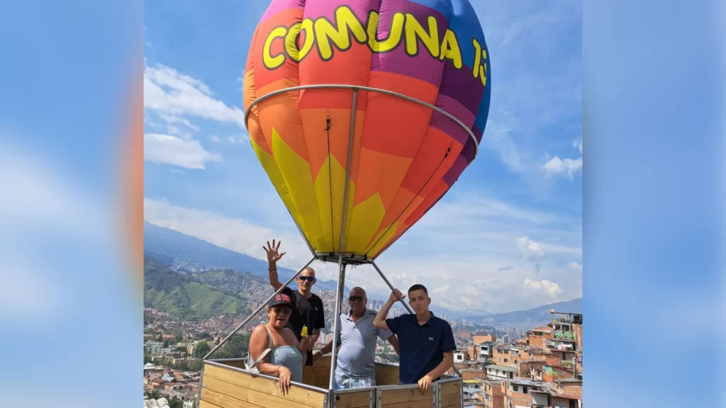 Graffitour, Un Recorrido A Través De La Historia Y Transformación De La Comuna 13 De Medellín, ¡Listos para viajar el martes 8 de agosto de 2023!