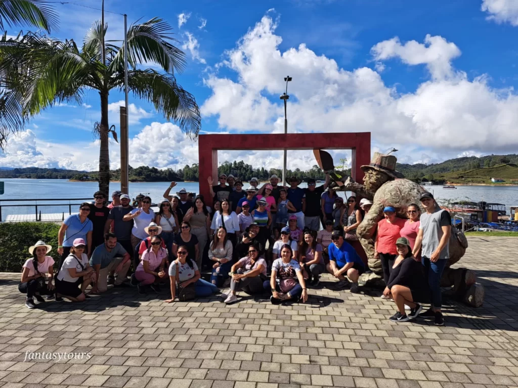 Tour A Guatapé Desde Medellín Con Visita A La Piedra El Peñón De Guatapé, ¡Descubre este destino el lunes 18 de diciembre de 2023!