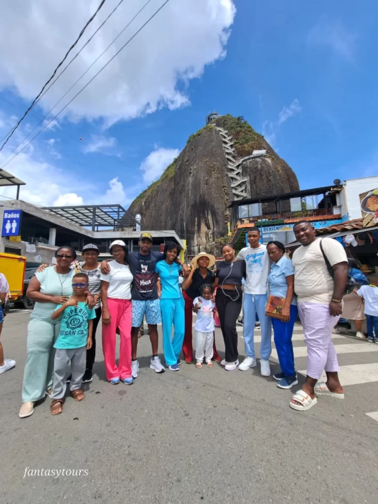 Tour A Guatapé Desde Medellín Con Visita A La Piedra El Peñón De Guatapé Atrévete y viajemos el martes 12 de septiembre de 2023nbspAgencia de Viajes fantasytours Planes turísticos en Santa Fe de Antioquia Medellín Guatapé y Nápoles