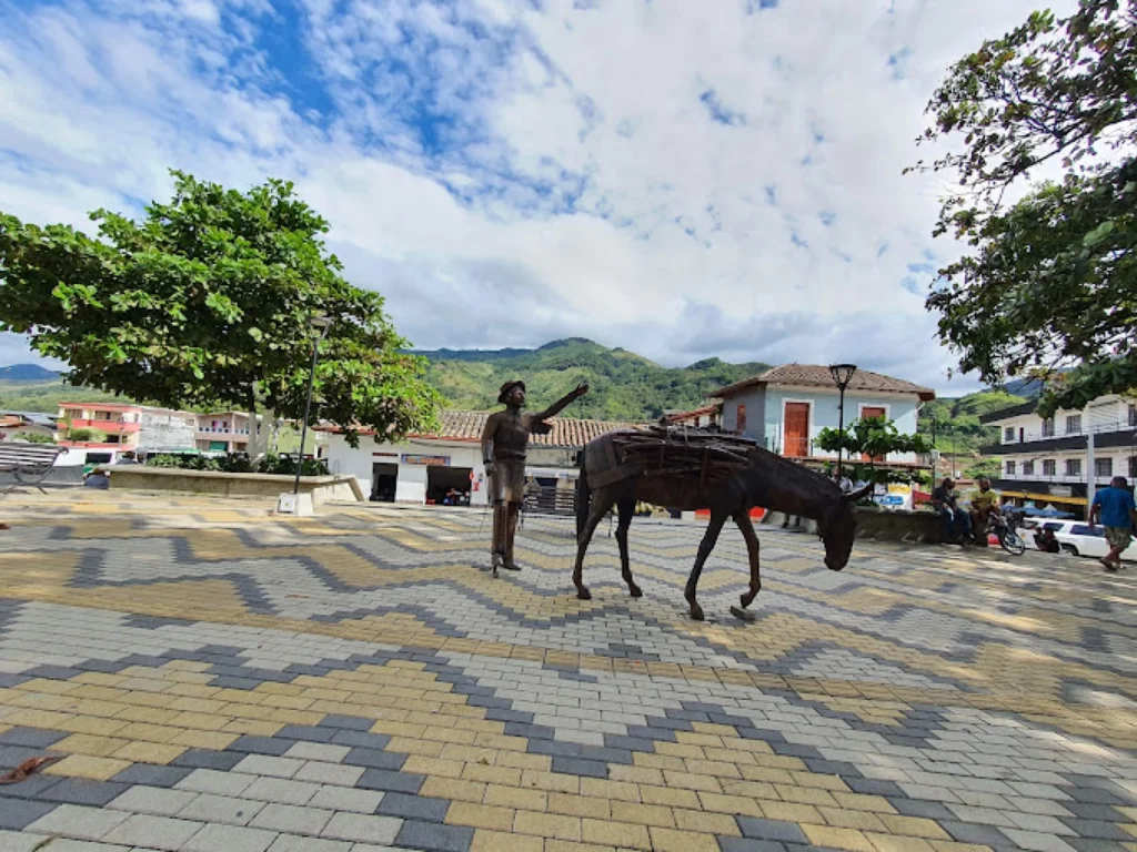 Recorriendo Cisneros Atrévete y viajemos el domingo 12 de mayo de 2024nbspAgencia de Viajes fantasytours Planes turísticos en Santa Fe de Antioquia Medellín Guatapé y Nápoles