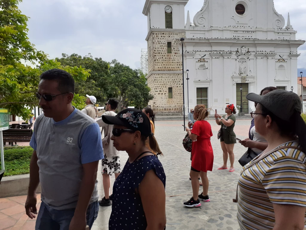 Tour Cultural Santa Fe De Antioquia Con Visita Al Puente De Occidente Y Centro Histórico, ¡Listos para viajar el domingo 22 de septiembre de 2024!