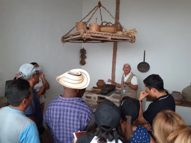 Tour Cultural Santa Fe De Antioquia Con Visita Al Puente De Occidente Y Centro Histórico, ¡Listos para viajar el martes 28 de enero de 2025!