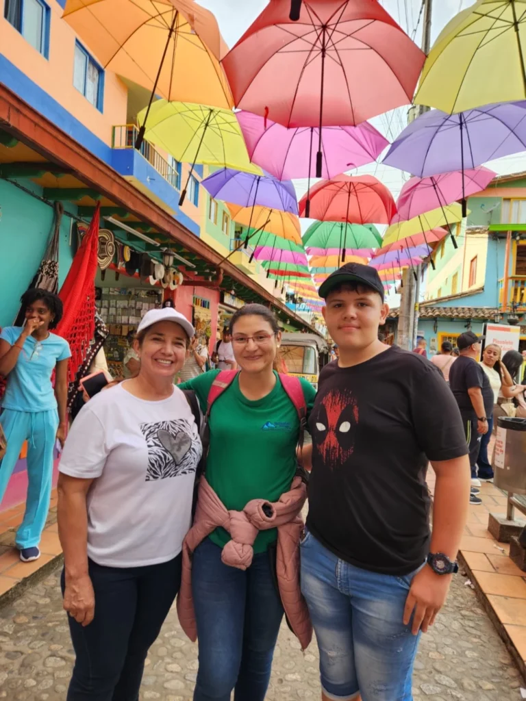 Tour A Guatapé Desde Medellín Con Visita A La Piedra El Peñón De Guatapé, ¡Comparte en familia el sábado 9 de agosto de 2025!