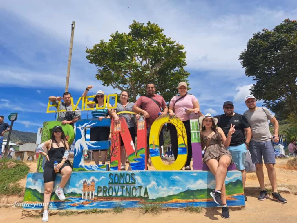 Tour A Guatapé Desde Medellín Con Visita A La Piedra El Peñón De Guatapé, ¡Atrévete y viajemos el martes 29 de abril de 2025!