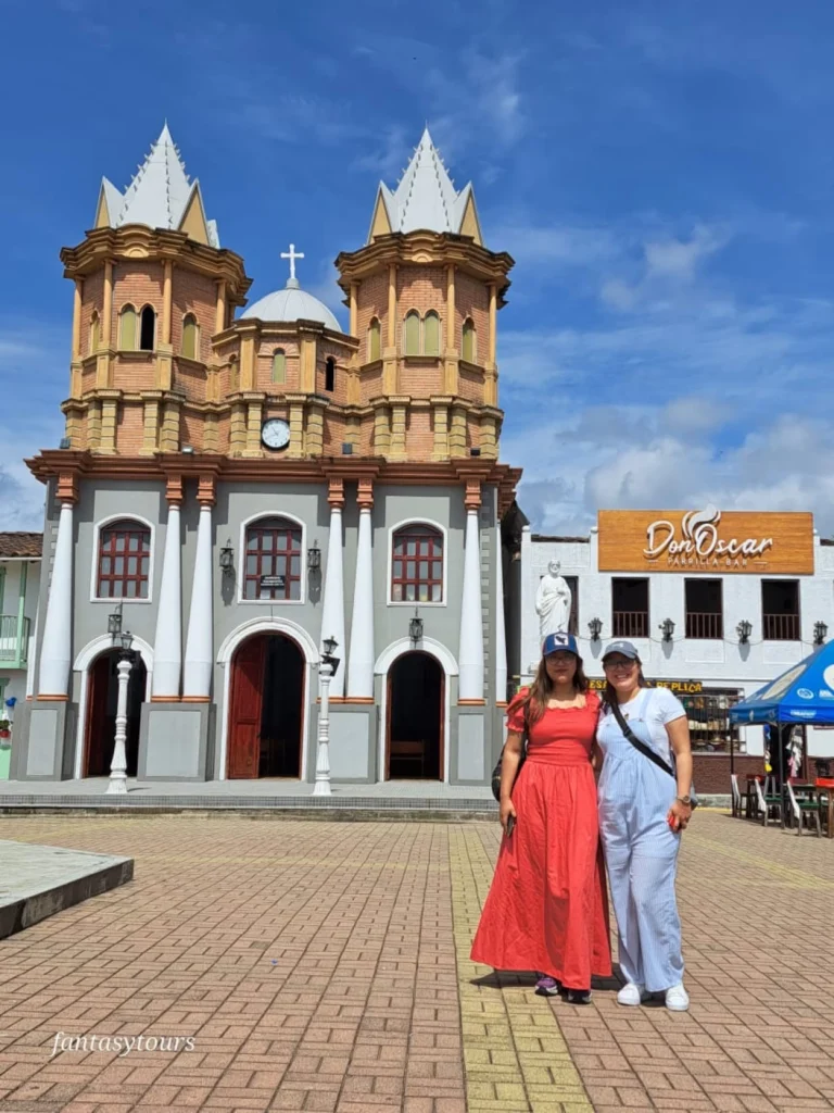Tour A Guatapé Desde Medellín Con Visita A La Piedra El Peñón De Guatapé, ¡Vívelo este jueves 29 de mayo de 2025!