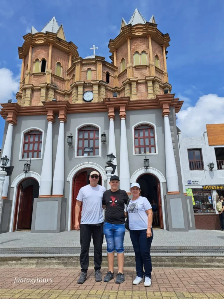 Tour A Guatapé Desde Medellín Con Visita A La Piedra El Peñón De Guatapé, ¡Listos para viajar el miércoles 30 de abril de 2025!