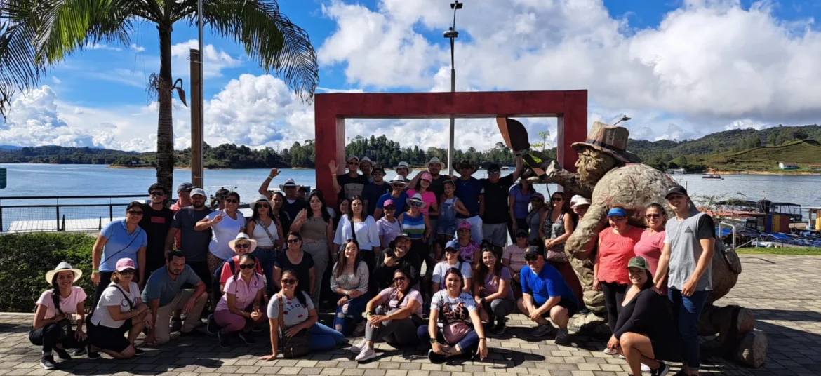 Tour A Guatapé Desde Medellín Con Visita A La Piedra El Peñón De Guatapé, ¡Acompáñanos el sábado 11 de octubre de 2025!